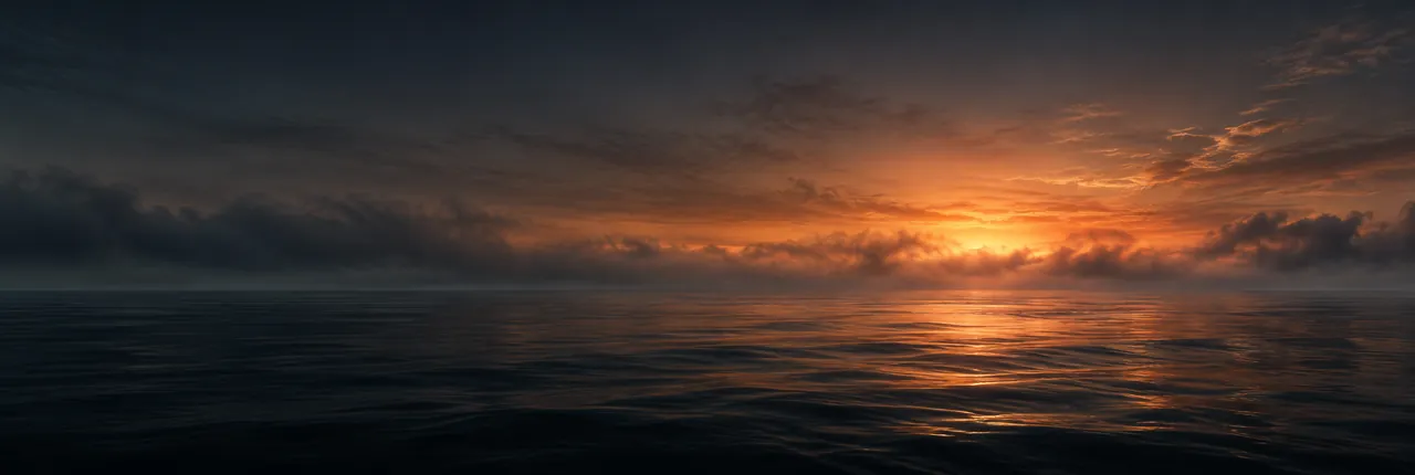 Offene Nordsee in der Abenddämmerung: Die Sonne ist hinter einer Nebelbank am Horizont versunken und färbt Wolken und Wasser kupferfarben, der Vordergrund liegt als dunkler, ruhiger Wasserspiegel.